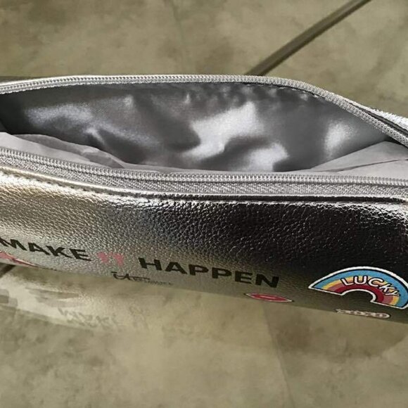 IT Brushes For ULTA Make IT Happen SMUDGER Brush and Metallic Cosmetics Bag NEW - Picture 3 of 5